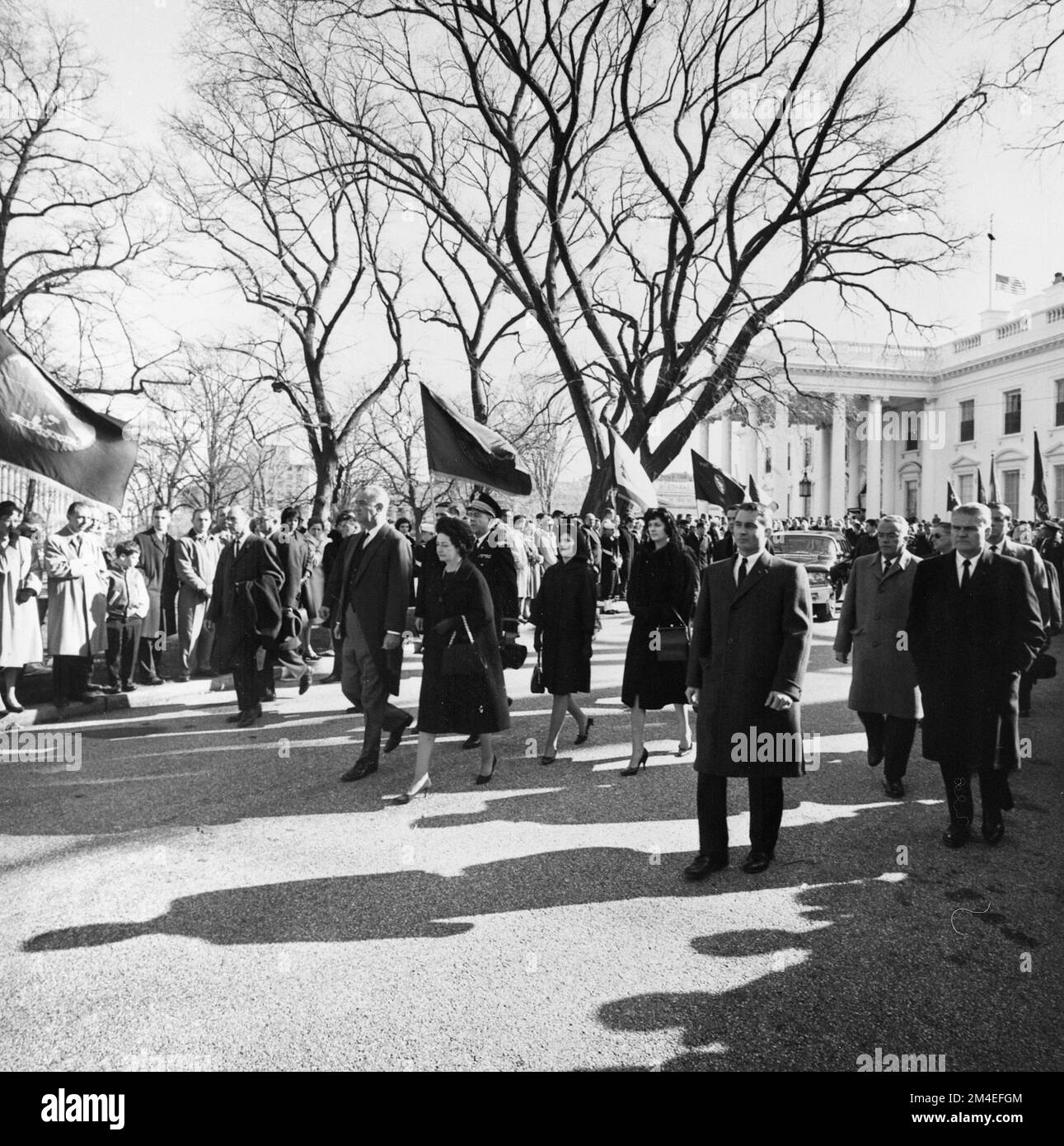 Präsident Lyndon B. Johnson, Lady Bird Johnson und die Familie Johnson gehen vom Weißen Haus aus als Teil der BegräbnisProzession, die Präsident Kennedys Sarg zur Kathedrale von St. Matthew der Apostel am 25. November 1963. Stockfoto