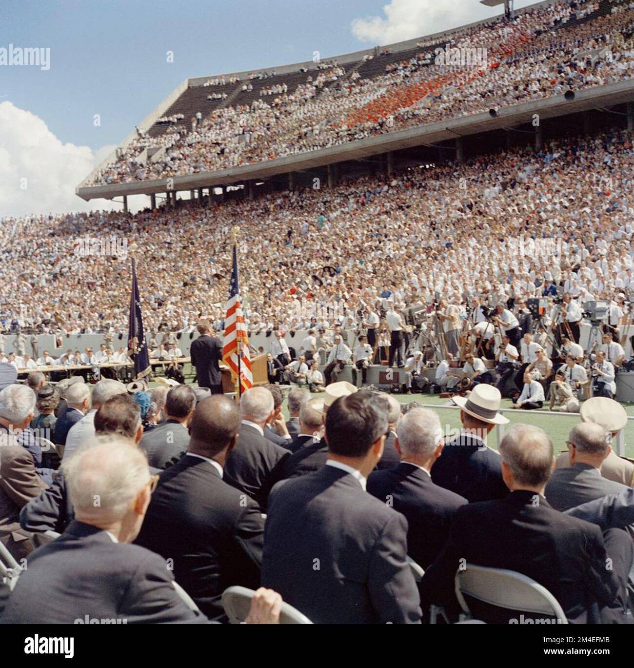 Die Menge an der Rice University sah Kennedys Rede, in der er ankündigte, dass die USA versuchen würden, auf dem Mond zu landen. Foto: Fotos Vom Weißen Haus. John F. Kennedy Presidential Library and Museum, Boston“ Stockfoto