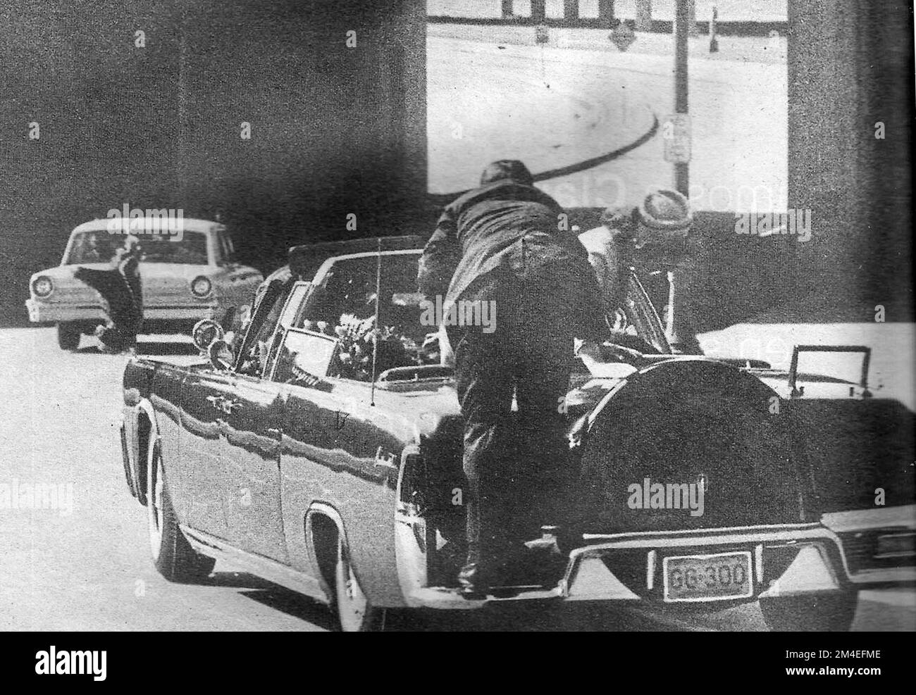 Agent Hill steigt an Bord der Präsidentenlimousine, um die Bewohner in den Sekunden nach der Ermordung des Präsidenten John F. Kennedy zu schützen Stockfoto