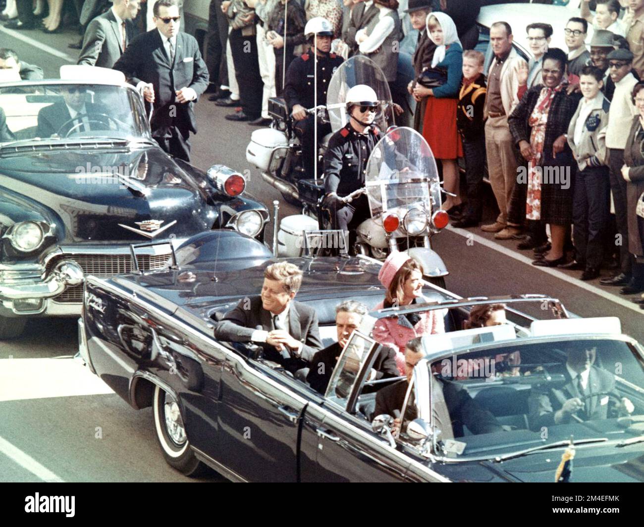 Bild von Präsident Kennedy in der Limousine in Dallas, Texas, an der Main Street, Minuten vor dem Attentat. In der Präsidentenlimousine befinden sich Jackie Kennedy, Texas Governor John Connally, und seine Frau Nellie. Stockfoto