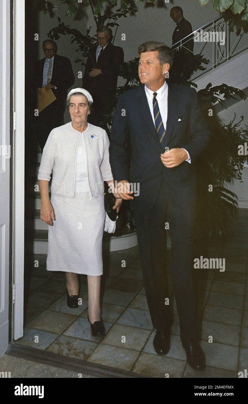 Präsident John F. Kennedy mit dem israelischen Außenminister Golda Meir, 27. Dezember 1962 Stockfoto