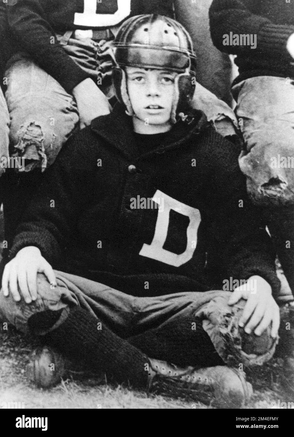 Präsident John F. Kennedy in einer Fußballuniform an der Dexter School (Massachusetts). Das Foto ist von 1926, als er 9 Jahre alt war Stockfoto