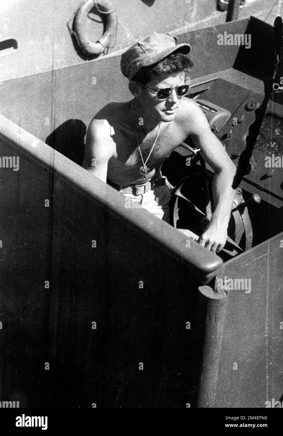 Lieutenant John F. Kennedy an Bord der PT-109 im Südpazifik, 1943. Stockfoto