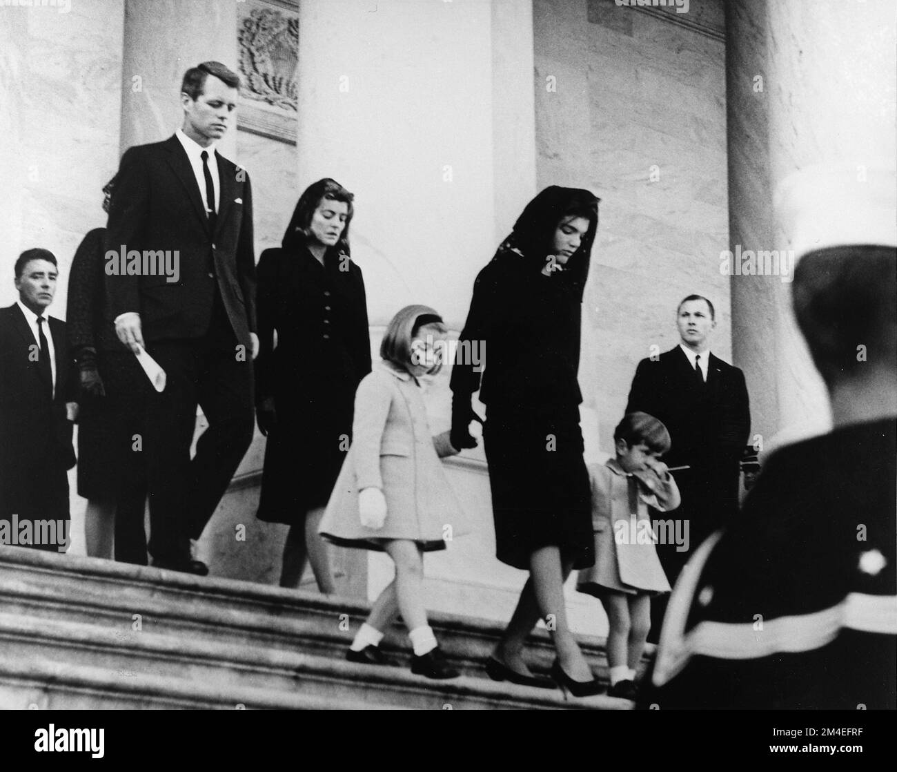 Ein bewegendes Foto der sichtbar erschütterten und erschütterten Jackie Kennedy mit ihren beiden Kindern Carolein und John Jr., als sie die USA verlassen Capitol nach einem Staatsdienst für den Präsidenten, 24. November 1963 Stockfoto