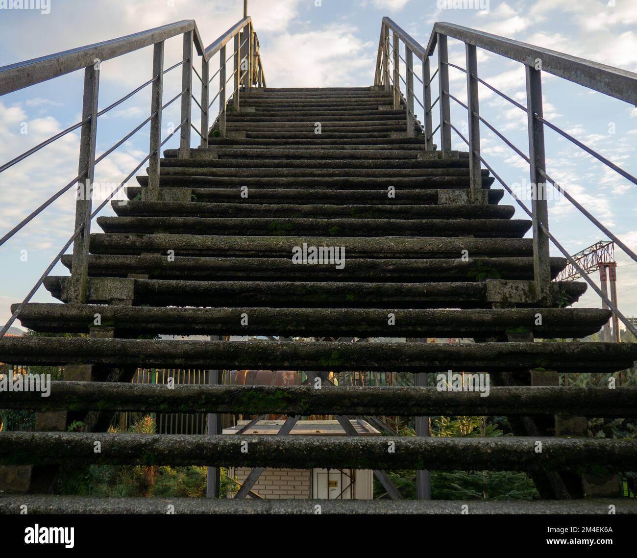 Alte Betontreppe, die zum Himmel führt. Die Treppe führt nach oben. Architektur. Betonstruktur Stockfoto