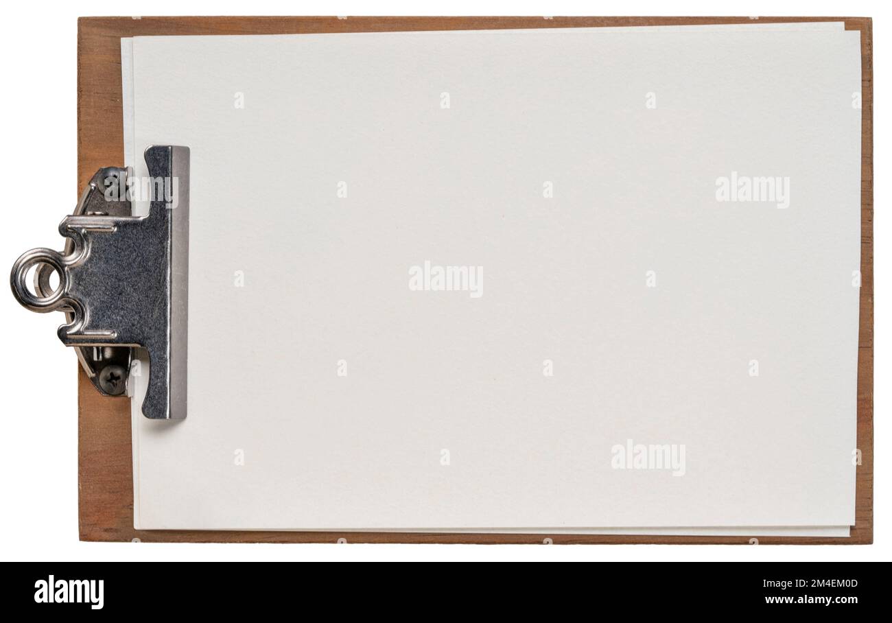 Holzclipboard mit leeren, auf weiß isolierten Papierblättern Stockfoto