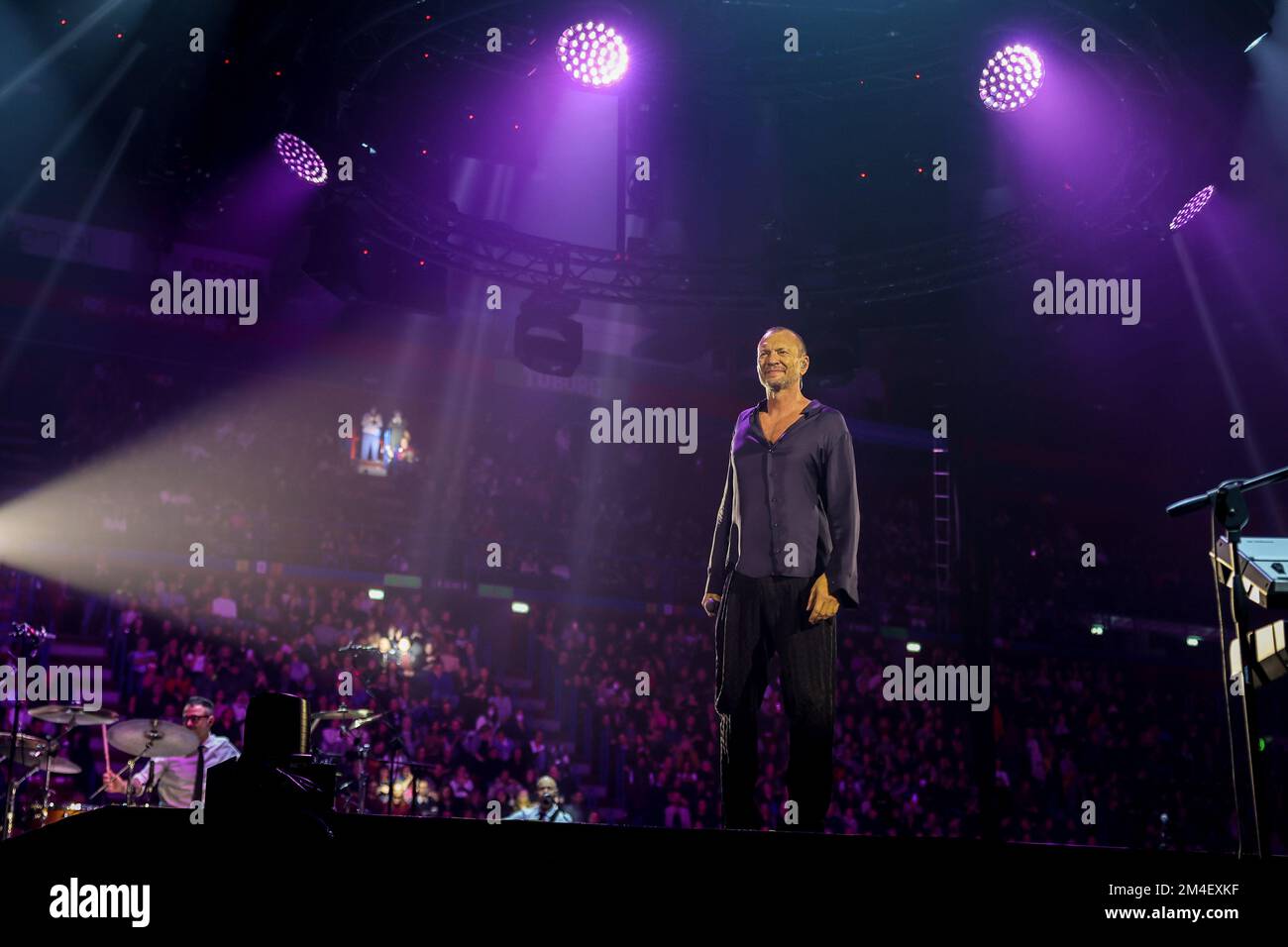 Assago, Italien. 20.. Dezember 2022. Biagio Antonacci tritt während der Palco Centrale Tour 2022 im Mediolanum Forum in Assago live auf der Bühne auf. (Foto: Fabrizio Carabelli/SOPA Images/Sipa USA) Guthaben: SIPA USA/Alamy Live News Stockfoto