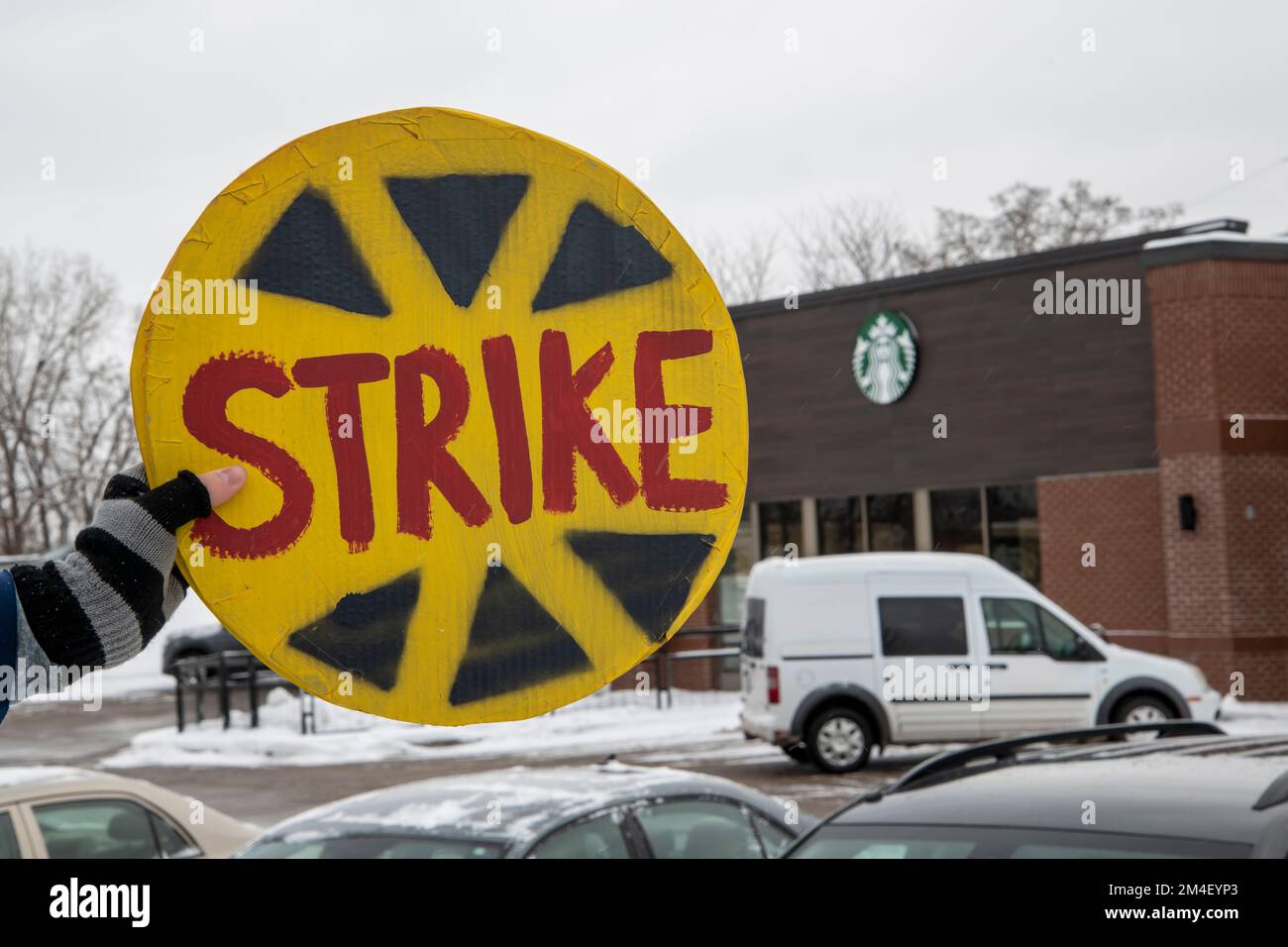 St. Anthony, Minnesota. Starbucks Mitarbeiter im ganzen Land streiken, um gegen unfaire Arbeitspraktiken und Gewerkschaftsabbrüche im Unternehmen zu protestieren. Arbeit Stockfoto