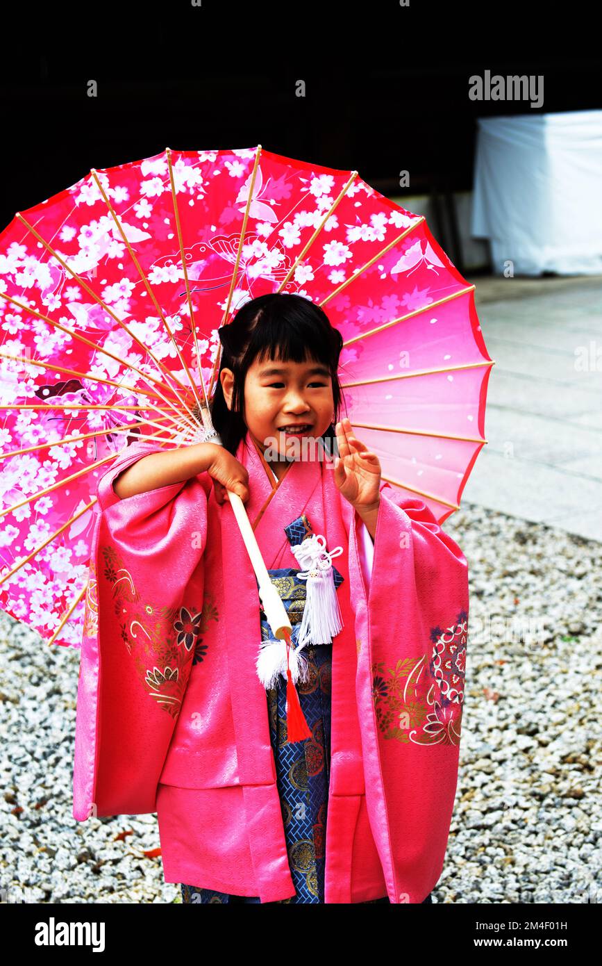 Porträt eines traditionell gekleideten japanischen Mädchens, aufgenommen während des Shichi-Go-San-Festivals (japanischer Übergangsritus) am Meiji-Schrein, Tokio, Japan Stockfoto