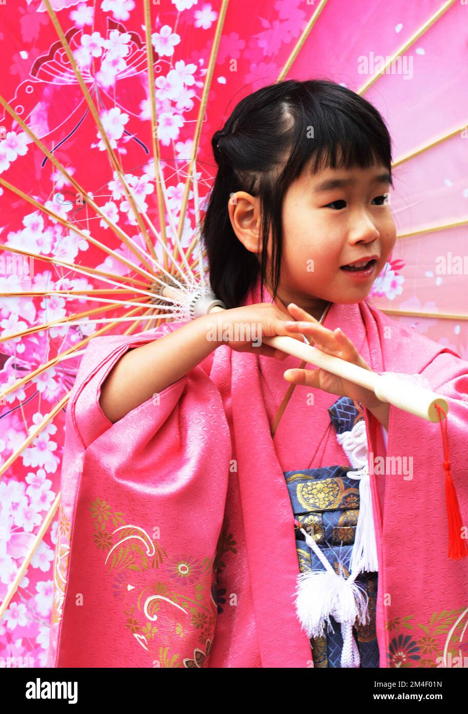Porträt eines traditionell gekleideten japanischen Mädchens, aufgenommen während des Shichi-Go-San-Festivals (japanischer Übergangsritus) am Meiji-Schrein, Tokio, Japan Stockfoto