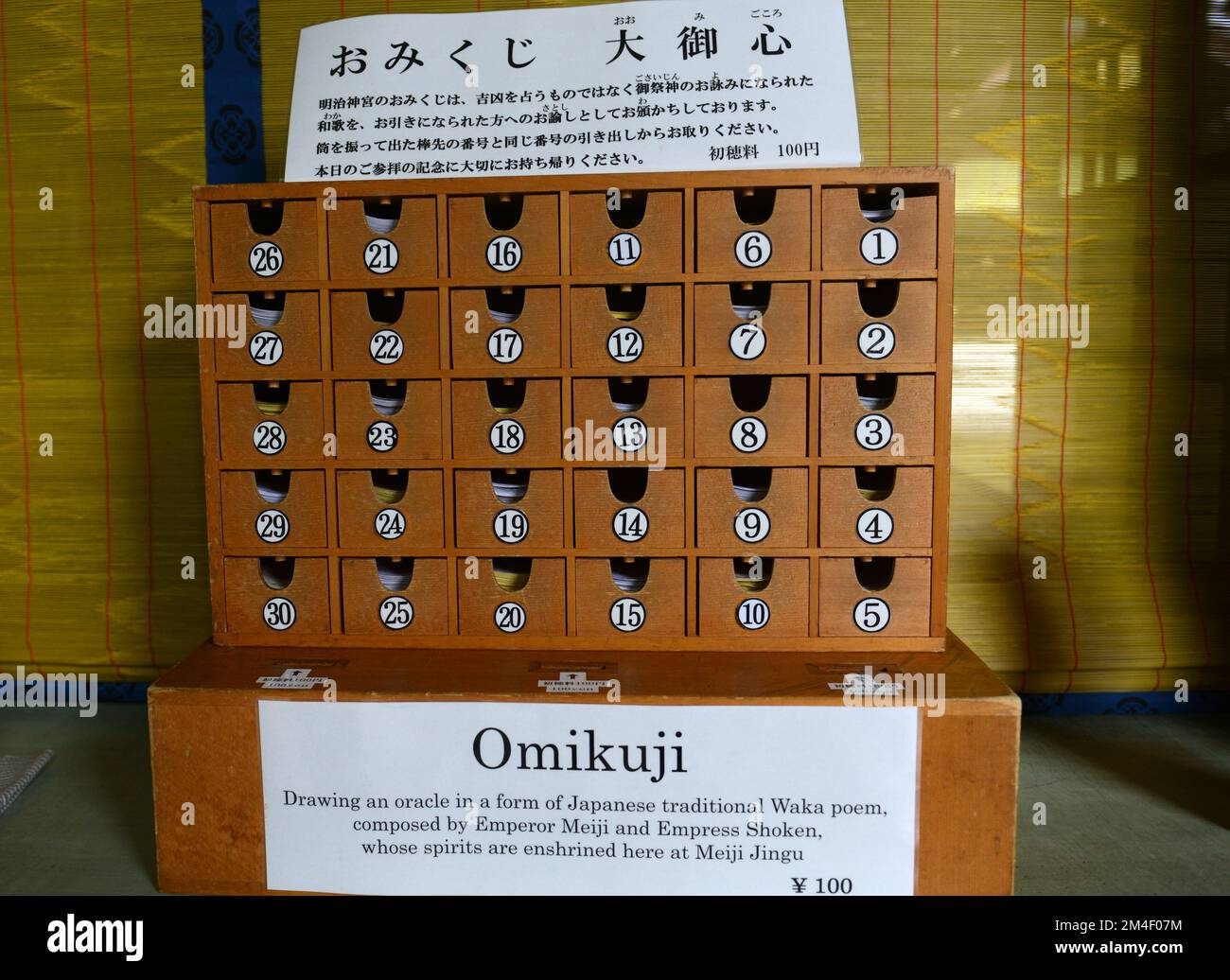 Omikuji-Schubladen (japanische Wahrsagerin auf einem Streifen Papier) im Meiji-Schrein in Tokio, Japan. Stockfoto