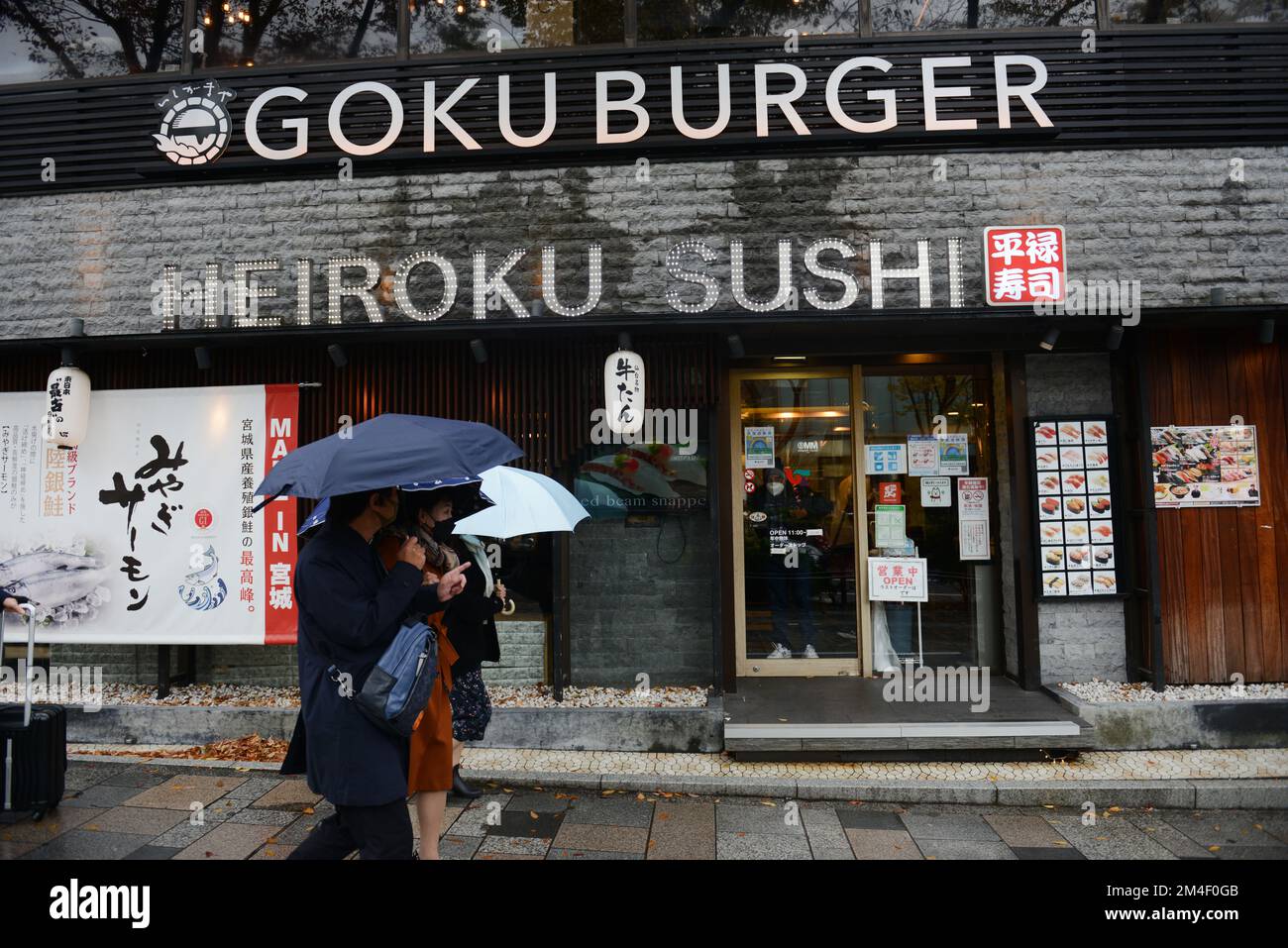 Die schicke Omotesandō Avenue ist mit eleganten Designerläden und angesagten Cafés gesäumt. Tokio, Japan. Stockfoto