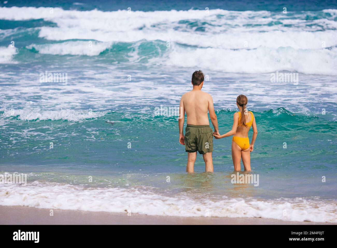 Vater und seine Tochter machen sich bereit, im Meer zu schwimmen Stockfoto