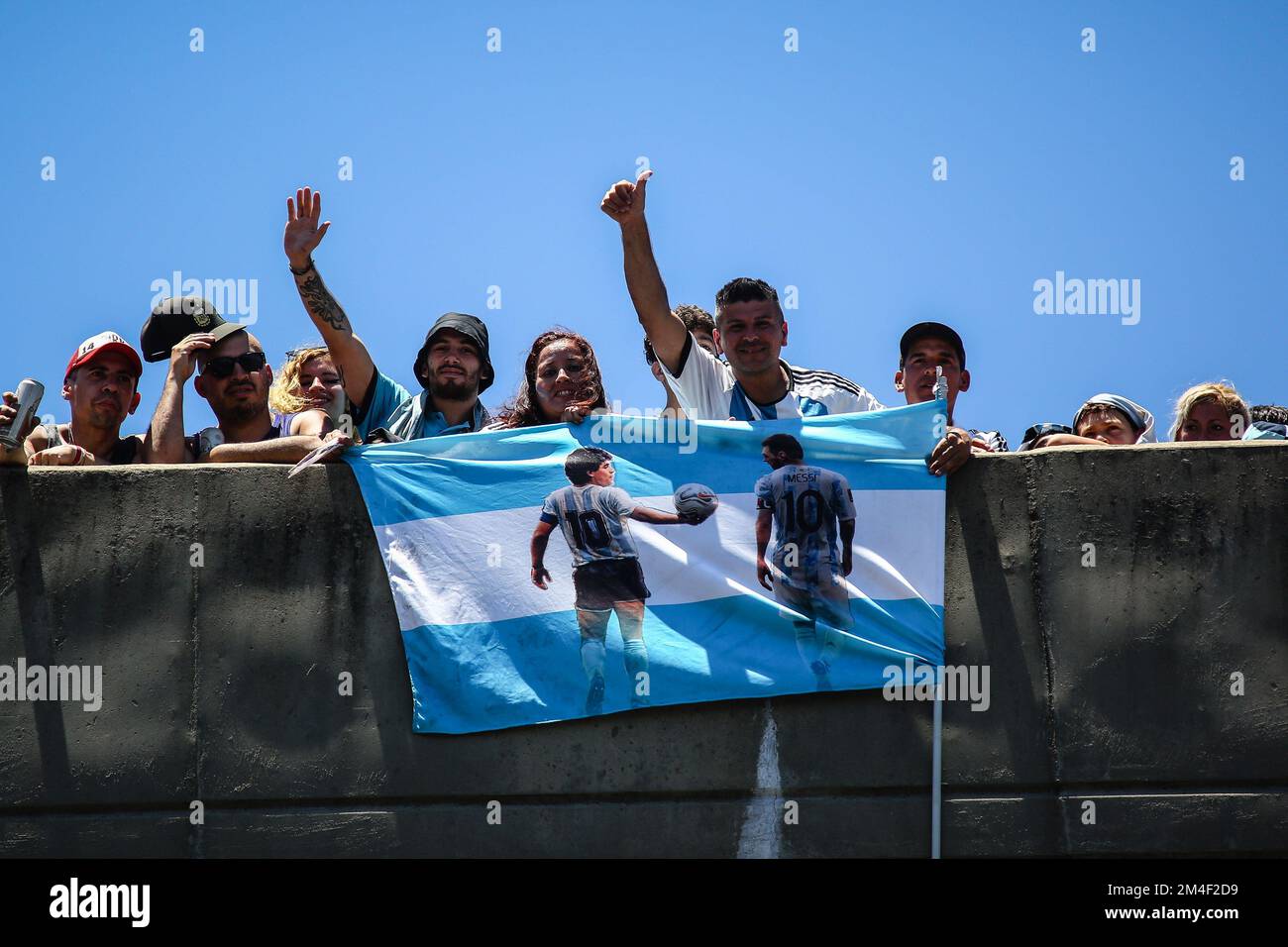 Buenos Aires, Argentinien. 20.. Dezember 2022. Argentinische Fans zeigen während der Feierlichkeiten mit Lionel Messi und Diego Maradona eine Flagge. Mehr als 4 Millionen Menschen marschierten in die Stadt Buenos Aires ein, um die Fußballweltmeisterschaft der argentinischen Fußballmannschaft bei der FIFA-Weltmeisterschaft 2022 in Katar zu feiern. Kredit: SOPA Images Limited/Alamy Live News Stockfoto