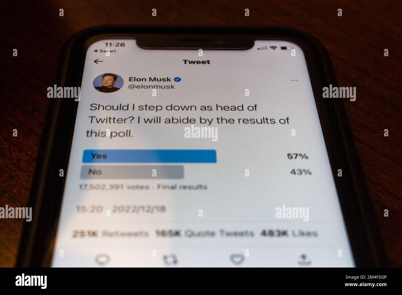 Vancouver, KANADA - Dez 19 2022 : eine Abstimmung in einer Twitter-Umfrage "soll ich als Twitter-Chef zurücktreten?" Von Elon Musk (@elonmusk) auf Twitter App se Stockfoto