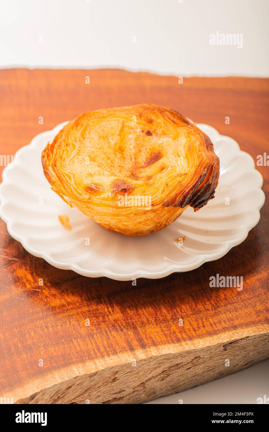 Diese köstliche portugiesische Torte besteht aus Blätterteig gefüllt mit cremigem Vanillesauce. Stockfoto