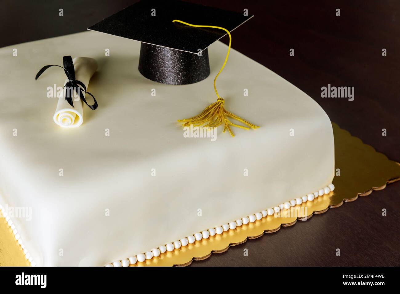 Kuchen mit Fondant und Dekorationen für die Abschlussfeier Stockfoto