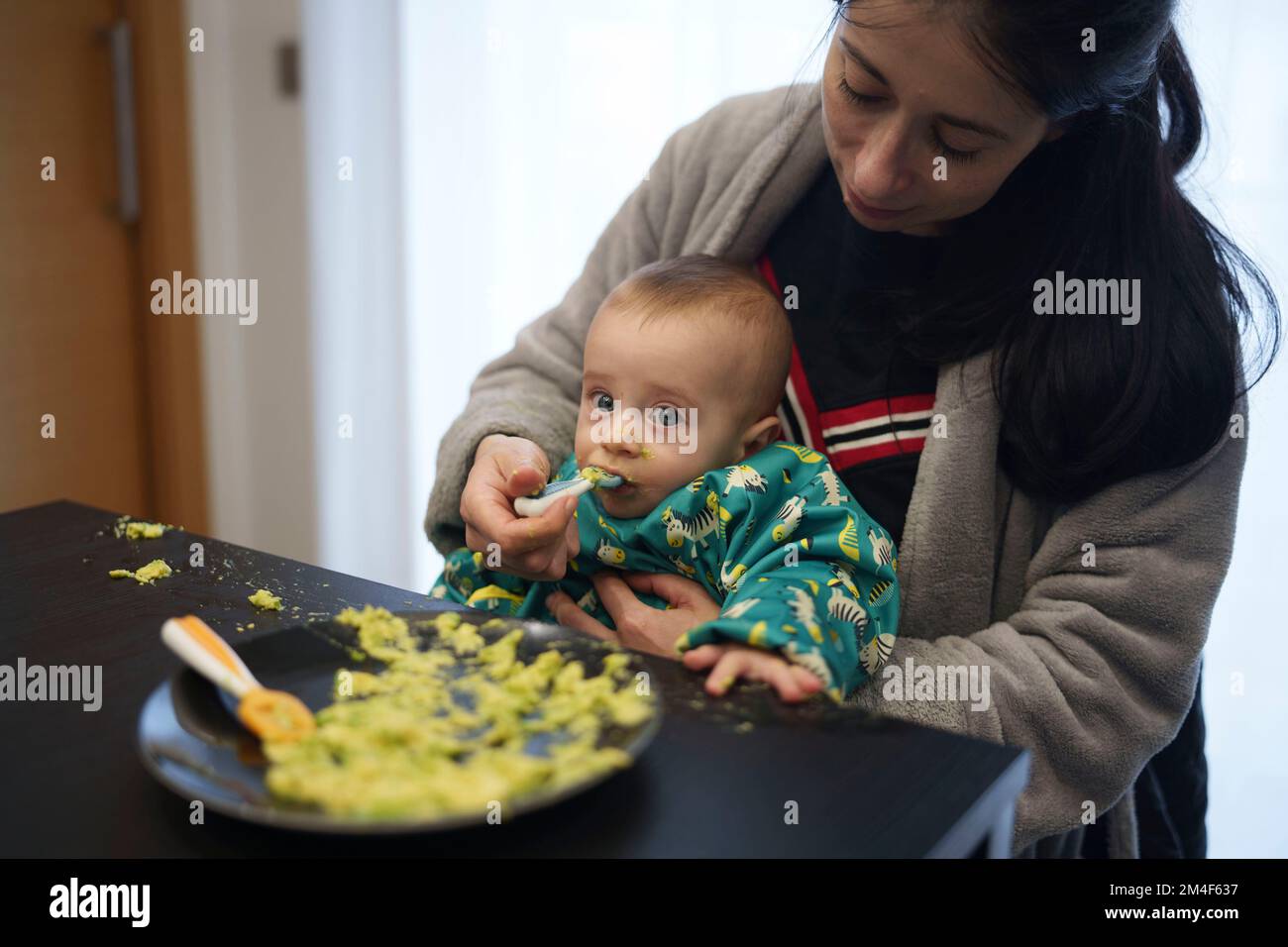 Mutter füttert ihr Baby boy Stockfoto