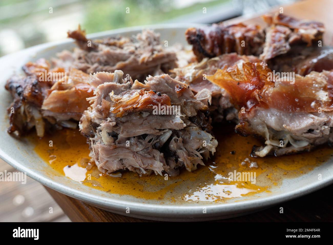 Cabrito Estonado: Traditionelles portugiesisches Ziegengericht aus dem Ofen aus der Region Oleiros, Portugal, Europa Stockfoto