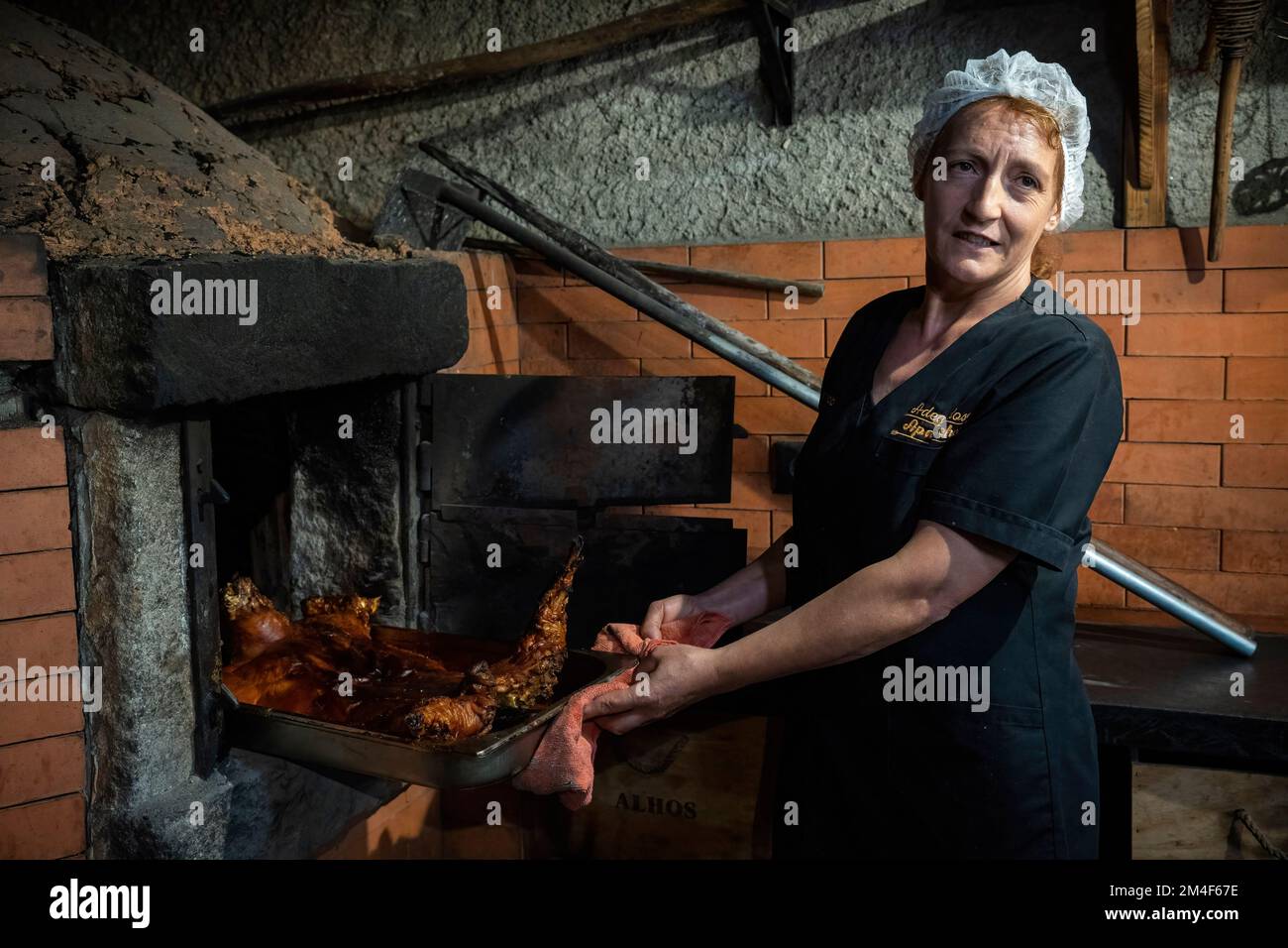 Kochen Sie mit Cabrito Estonado, einem traditionellen portugiesischen gebratenen Ziegengericht aus der Region Oleiros, Portugal, Europa, aus dem Ofen Stockfoto