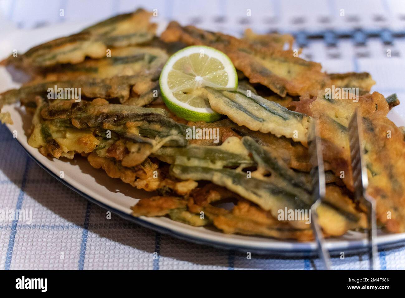 Peixinhos da Horta portugiesisches traditionelles Gericht mit Gemüse-Tempura Stockfoto