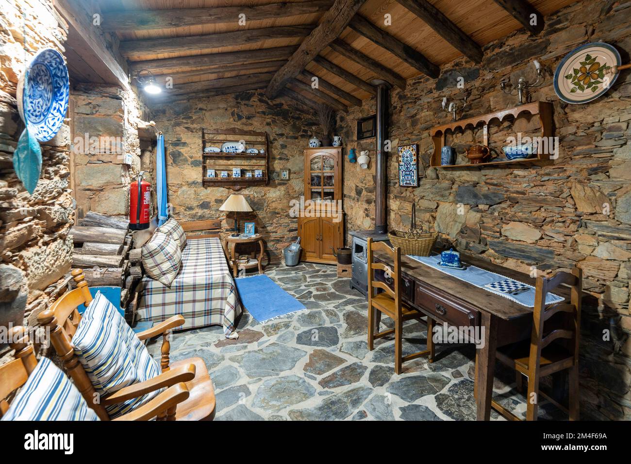 Wohnzimmer in altem Retro-Haus mit schisterischen Mauern in einem Dorf in Portugal, Europa Stockfoto
