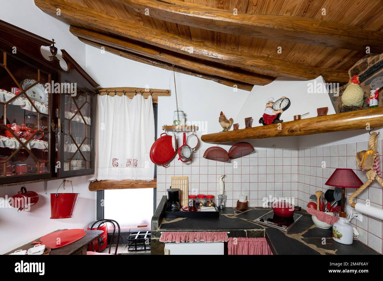 Kleine rustikale Küche im alten Stil Stockfoto