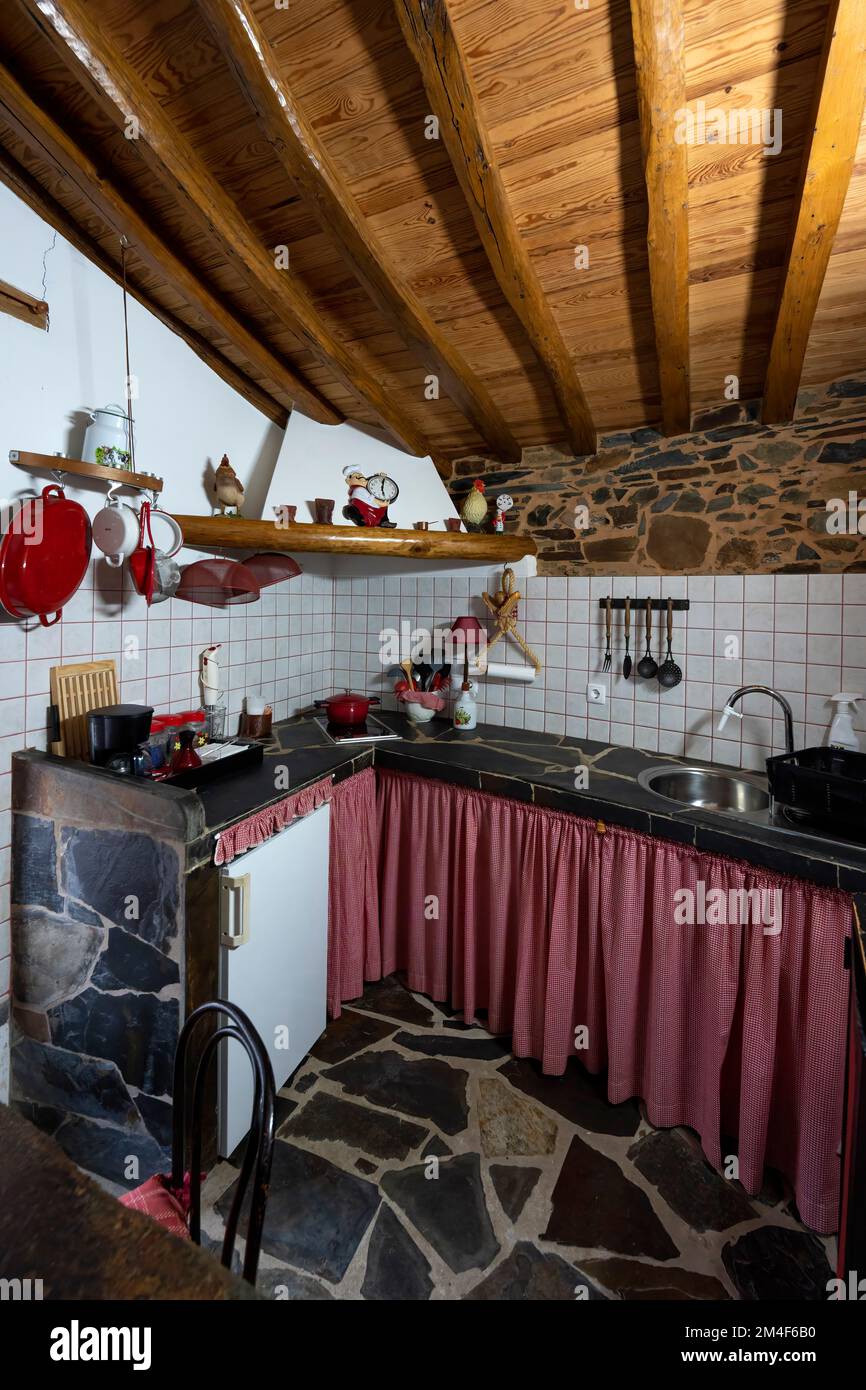 Kleine rustikale Küche im alten Stil Stockfoto