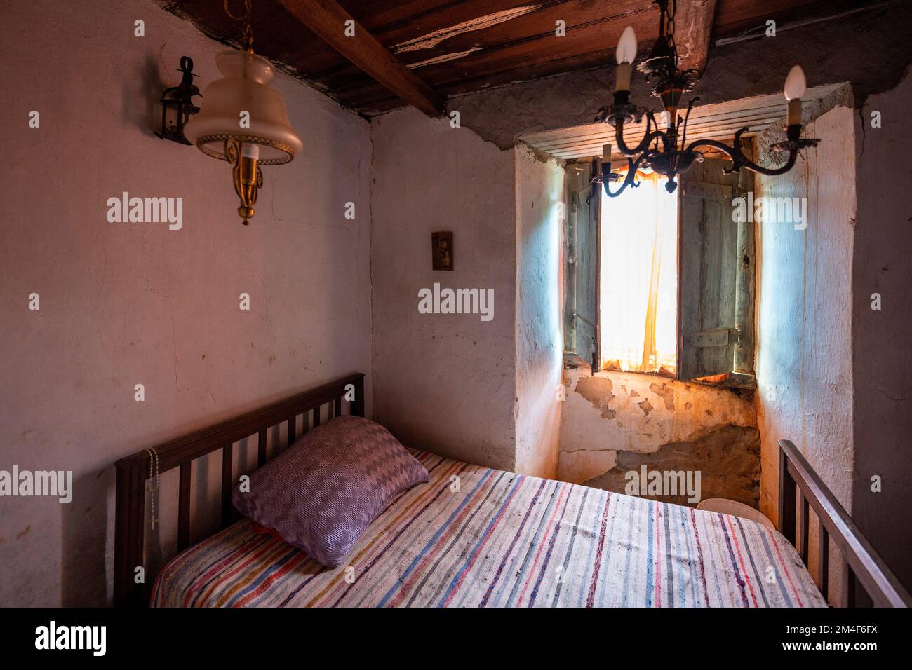 Kleines Schlafzimmer in einem alten Landhaus im armen ländlichen Portugal, Europa Stockfoto