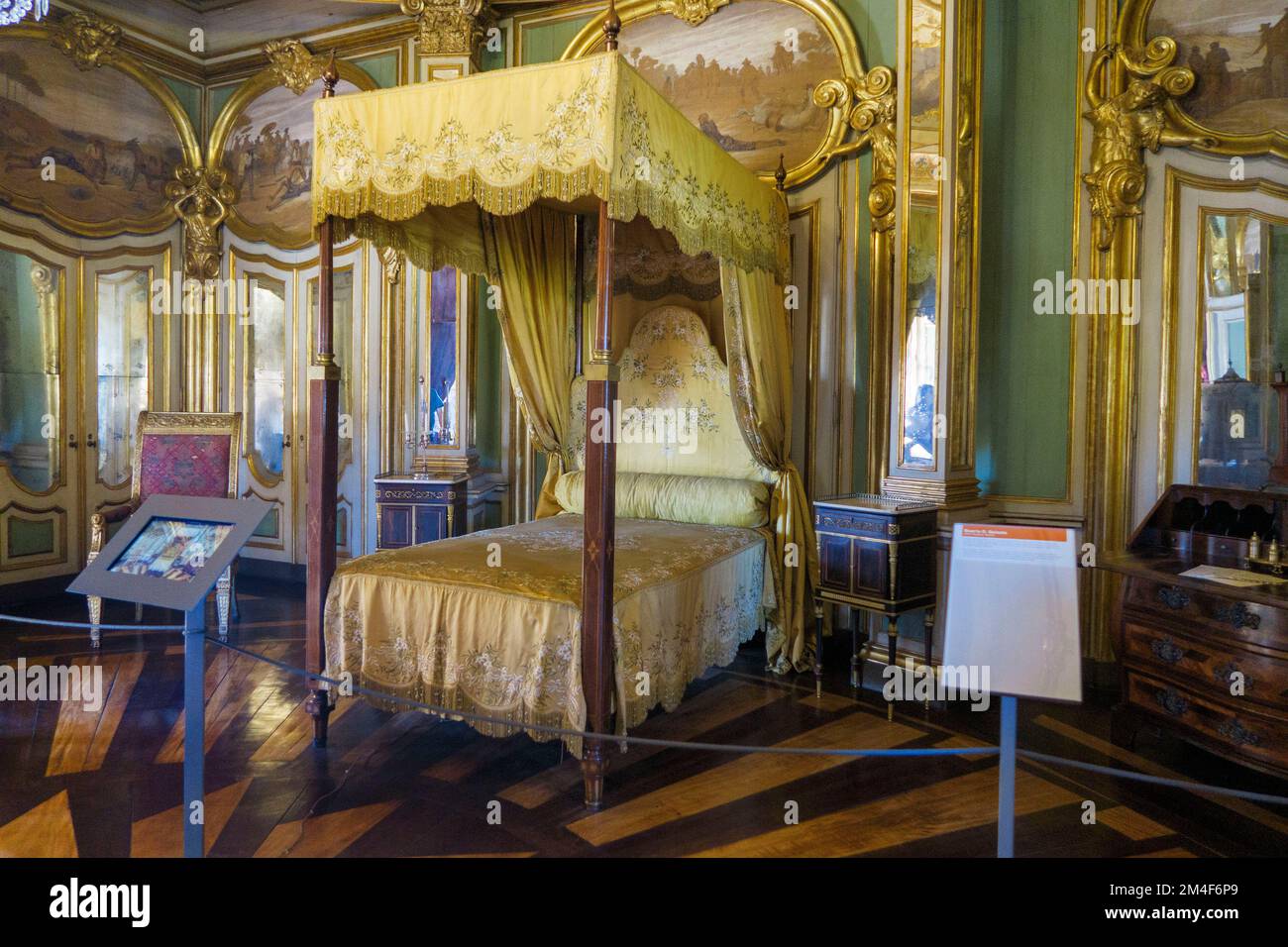 Schlafzimmer mit Kingsize-Bett im Palast von Queluz aus dem 18. Jahrhundert - Palácio Nacional de Queluz - Portugal, Europa Stockfoto