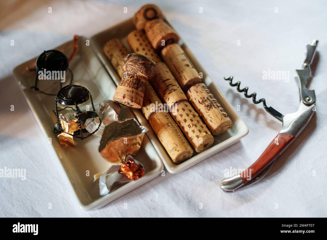 Korkenzieher mit Weinkorken von oben gesehen Stockfoto