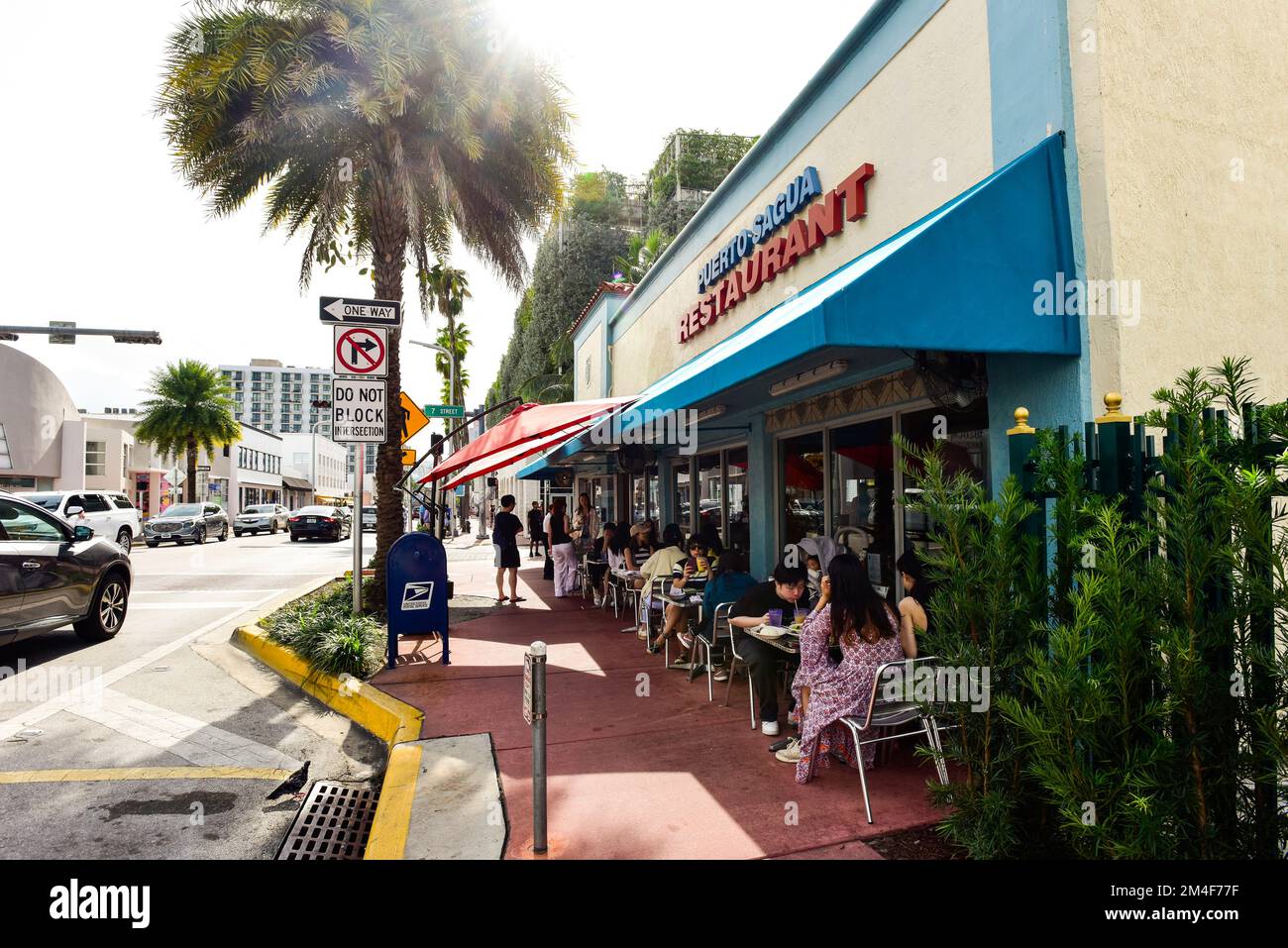 Straßenszene im historischen Art déco-Viertel in South Beach, Miami. Stockfoto