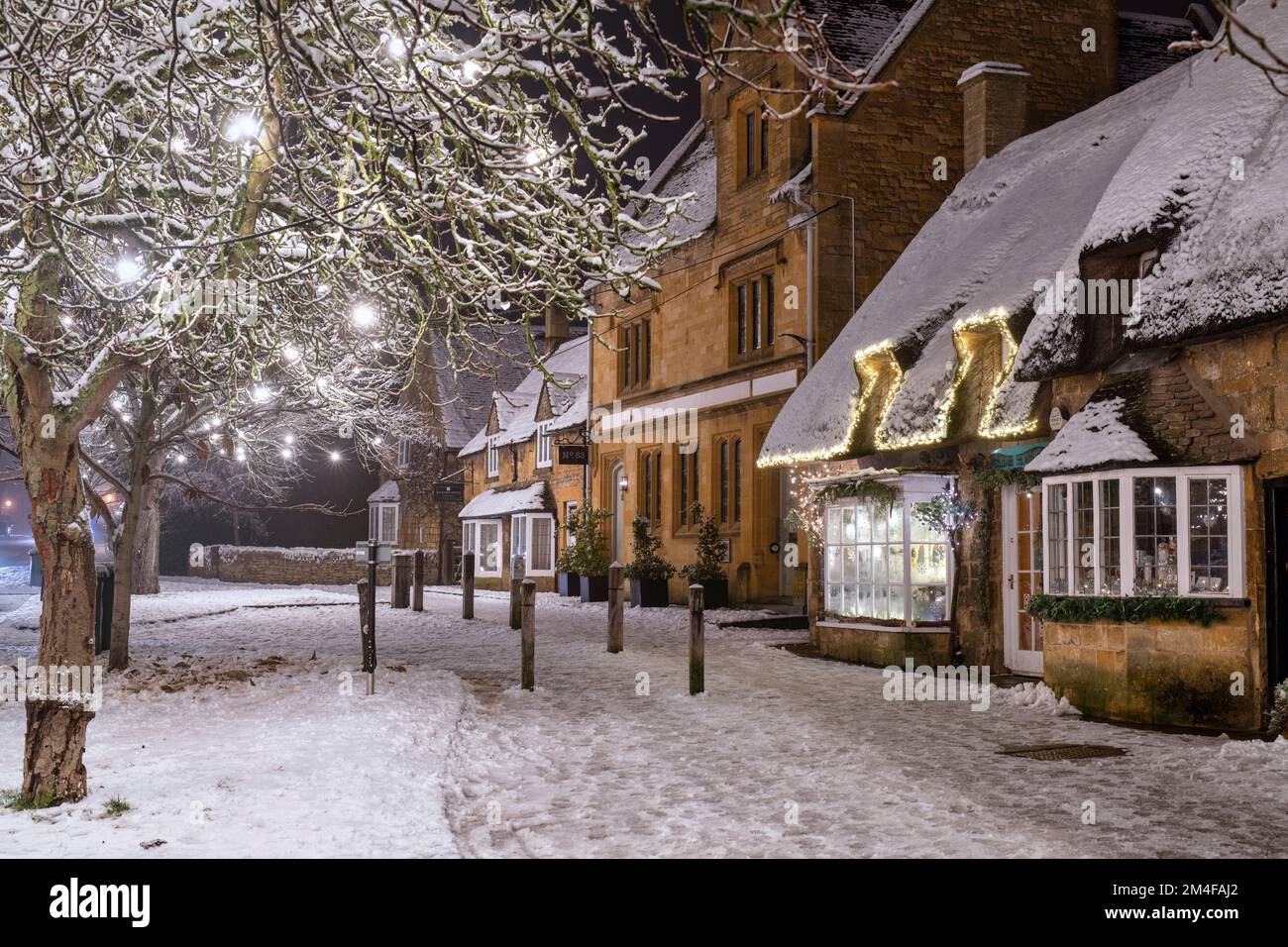 Was auch immer das Wetter Geschenkeshop im Schnee bei Nacht. Broadway, Cotswolds, Worcestershire, England Stockfoto
