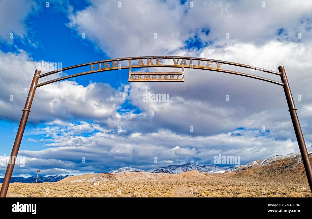 Der Bogen am Eingang zum Fish Lake Valley Cemetery in Dyer, Nevada, USA Stockfoto