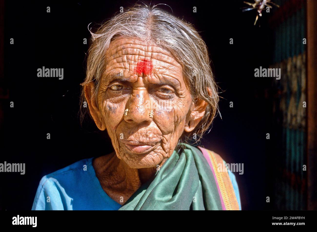 Porträt einer alten Frau, die in einem Dorf lebt. Mahabalipuram, Indien Stockfoto