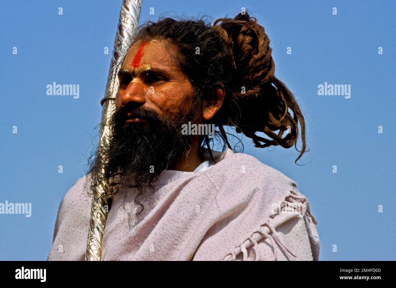 Porträt eines Sadhu, der sich dem Maha Khumba Mela am Zusammenfluss der Flüsse Ganges, Yamuna und Saraswati in Allahabad anschließt Stockfoto