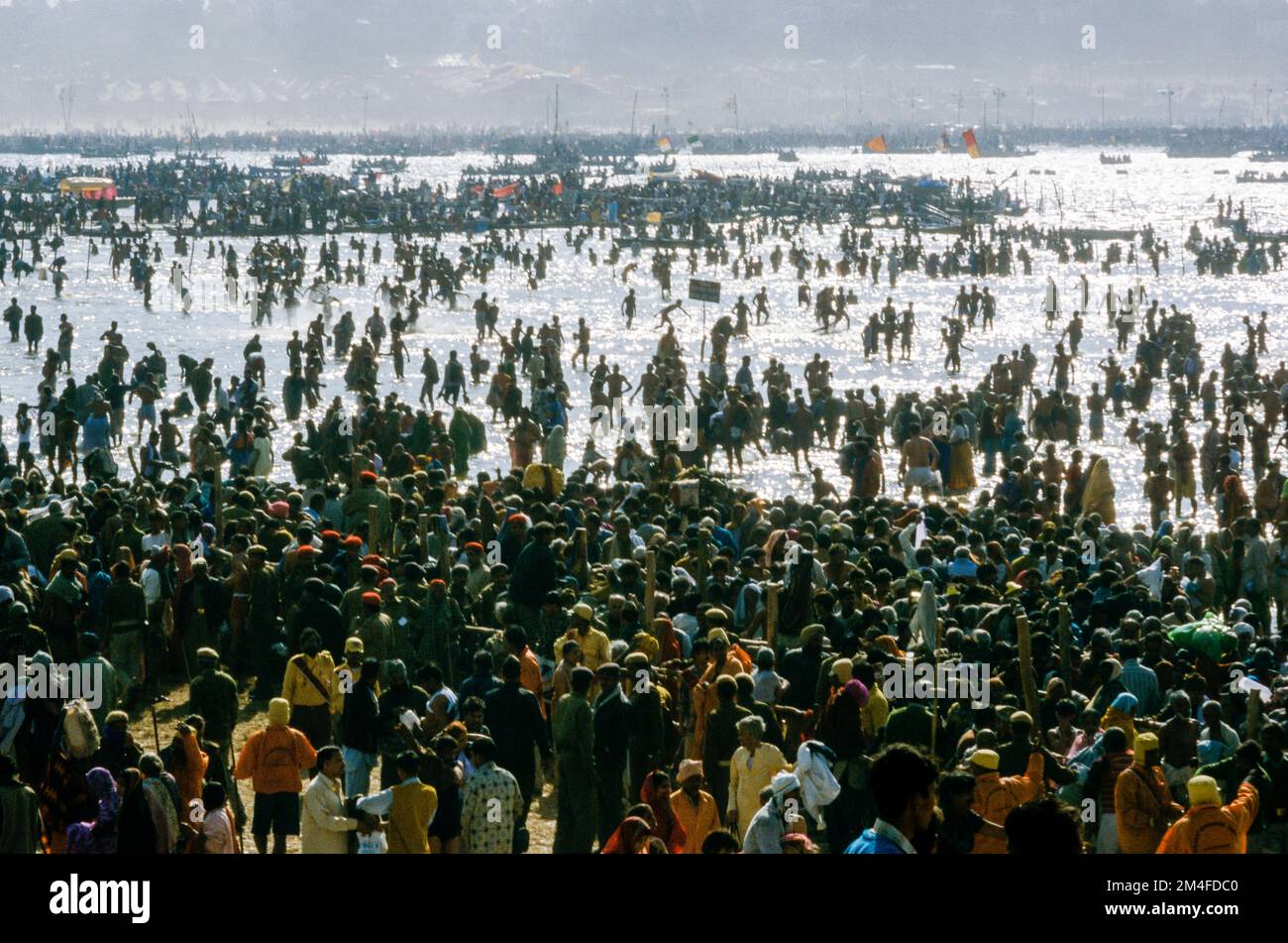 Millionen warten Maha Snan, die geistig Reinigung Bad im Wasser am Zusammenfluss der Flüsse Ganges, Yamuna und Saraswati in Allahaba zu nehmen Stockfoto