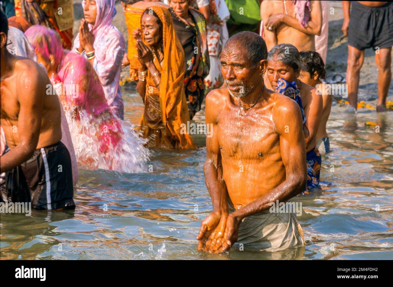 Pilger wegspülen Sinns durch rituelle Waschungen im Wasser des heiligen Ganges Stockfoto