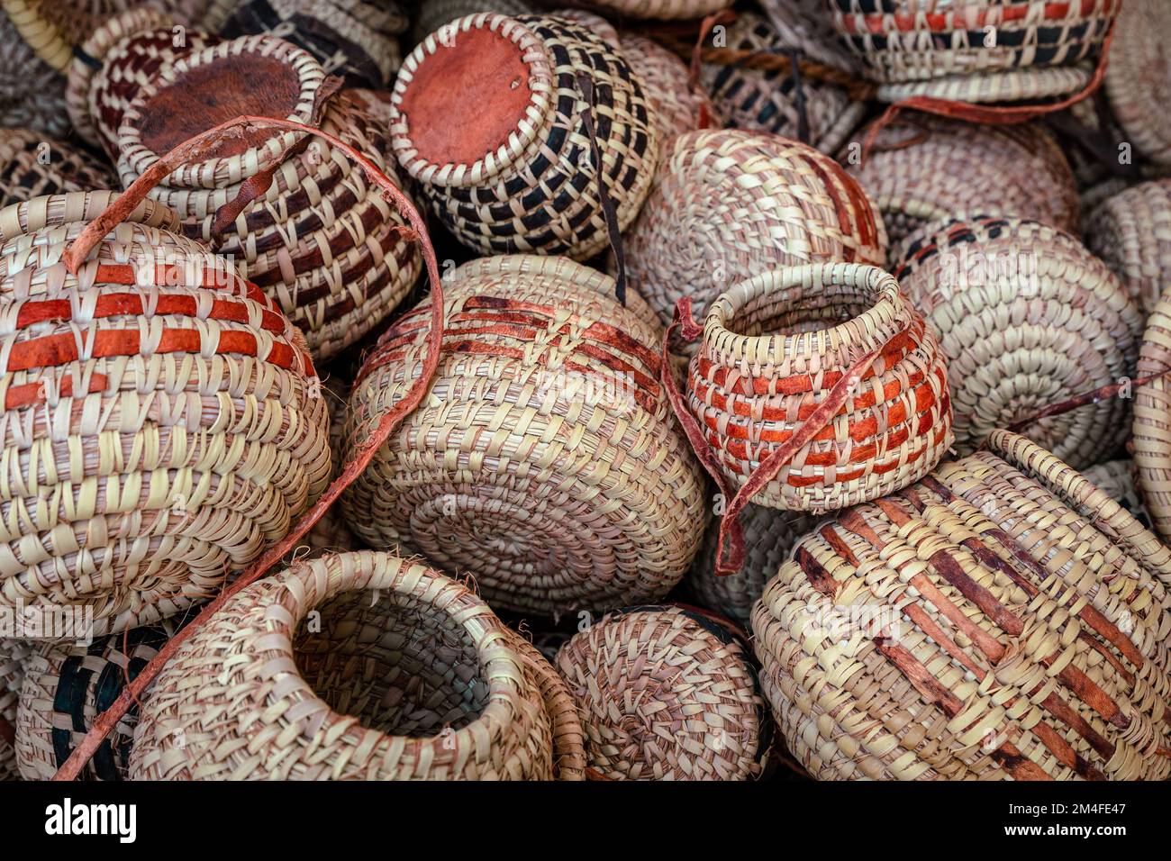 Traditionelle Korbkörbe, ausgestellt in Marktläden der Altstadt von Nizwa. Oman. Arabische Halbinsel. Stockfoto