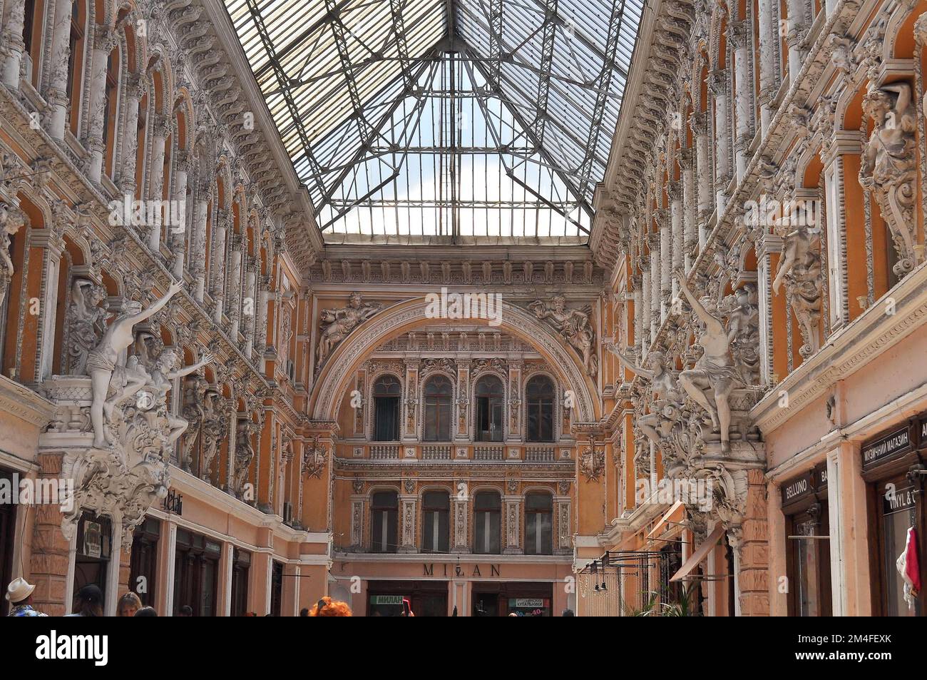 Odesa, Ukraine. Juli 22. 2021. Architektonische Monument Passage in Odessa, Handelspavillon mit einer großen Anzahl von Skulpturen. Glasdach Stockfoto