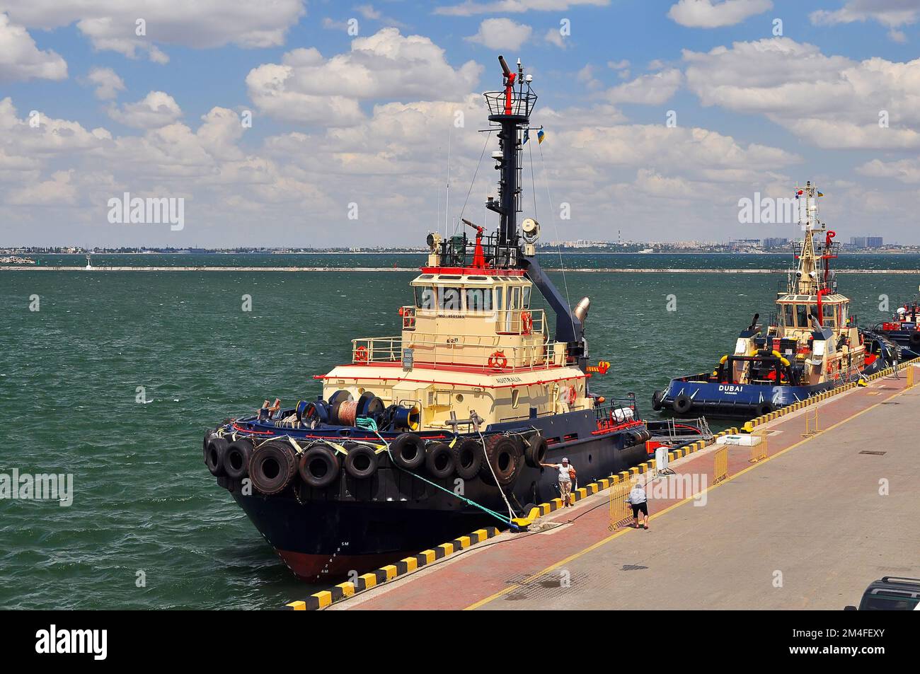 Odessa, Ukraine. 22. Juli 2021. Schiff im Hafen. Kräne entladen Fracht. Schwarzer Boden, gelbes Dach des Schiffs Stockfoto