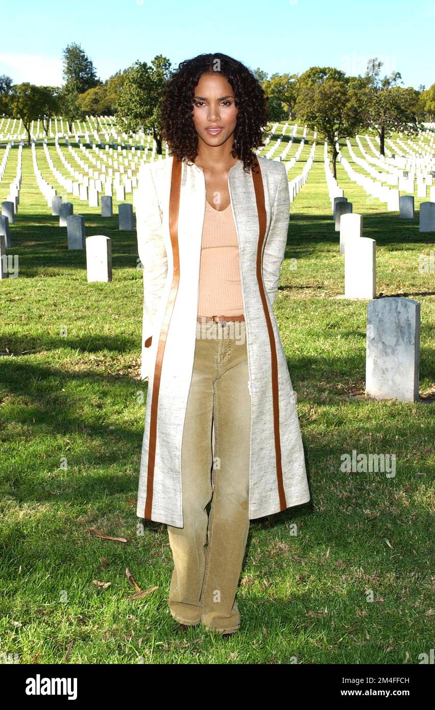 Halle Berry veranstaltet einen „Showtime“-Dokumentarfilm auf dem Los Angeles Veteran's Cemetery 2004 Credit: Ron Wolfson / MediaPunch Stockfoto