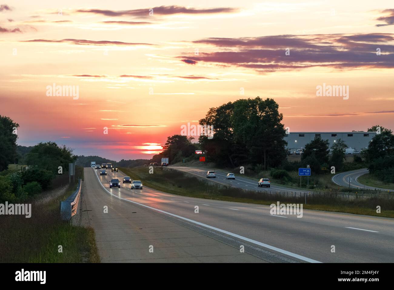 Die I94 km lange Schnellstraße in Ann Arbor, Michigan, USA, bei Sonnenuntergang Stockfoto