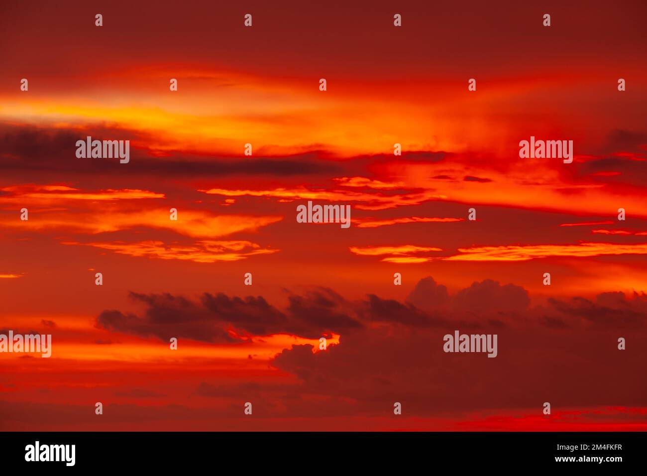 Dramatische Wolkenlandschaft mit Wolken bei Sonnenuntergang mit Kopierraum und natürlichem Hintergrund Stockfoto