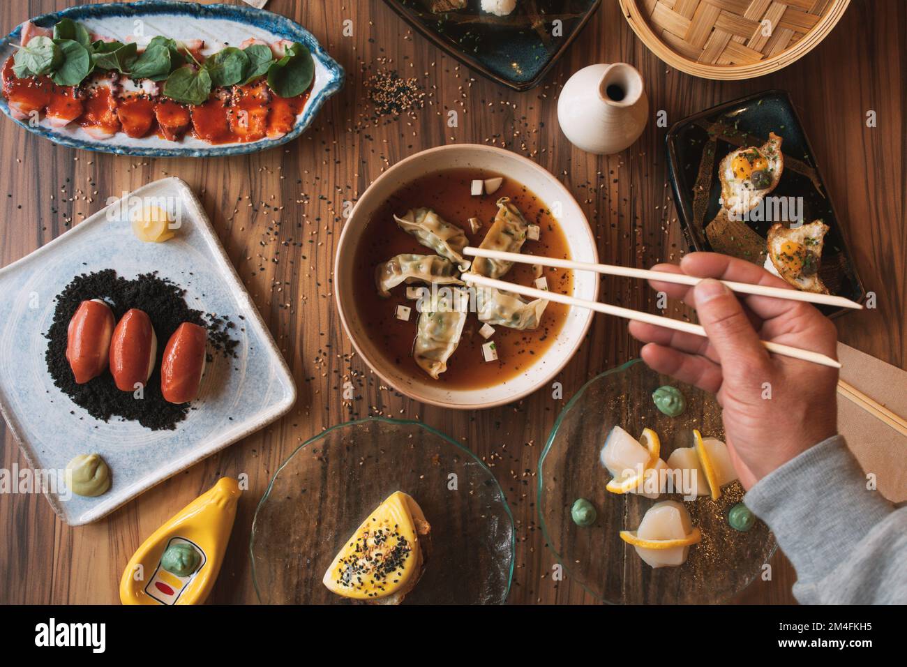 Gemischtes japanisches Essen. Berühmte asiatische Gerichte auf dem Tisch. Draufsicht. Das Konzept eines japanischen Restaurants. Bankett im asiatischen Stil Stockfoto