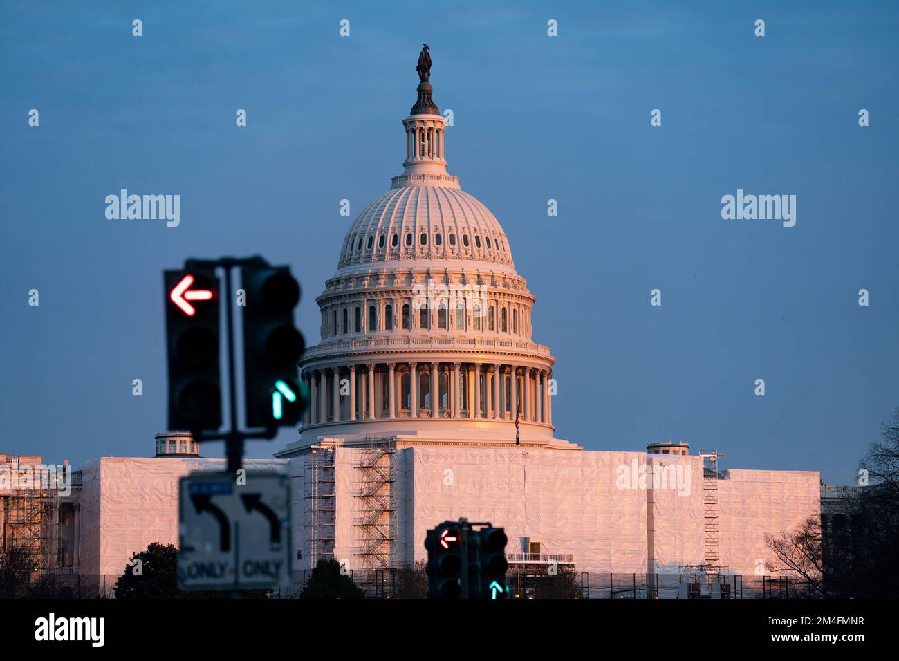 Washington, USA. 20.. Dezember 2022. Dieses Foto wurde am 20. Dezember 2022 aufgenommen und zeigt die USA Capitol in Washington, DC, USA. Die USA Das House Ways and Means Committee hat Dienstag abgestimmt, um einen Bericht über die Steuererklärungen des ehemaligen Präsidenten Donald Trump zu veröffentlichen. Kredit: Liu Jie/Xinhua/Alamy Live News Stockfoto