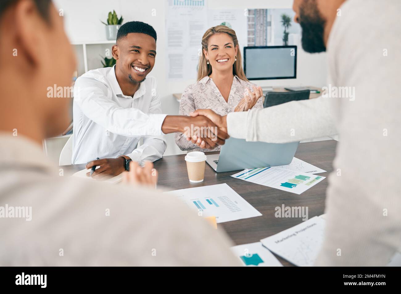 Händedruck, Finanzen und Buchhaltung mit einem Diversity-Paar, das während eines Meetings mit einem Finanzberater spricht. Vielen Dank, Geld und Investitionen mit einem Stockfoto