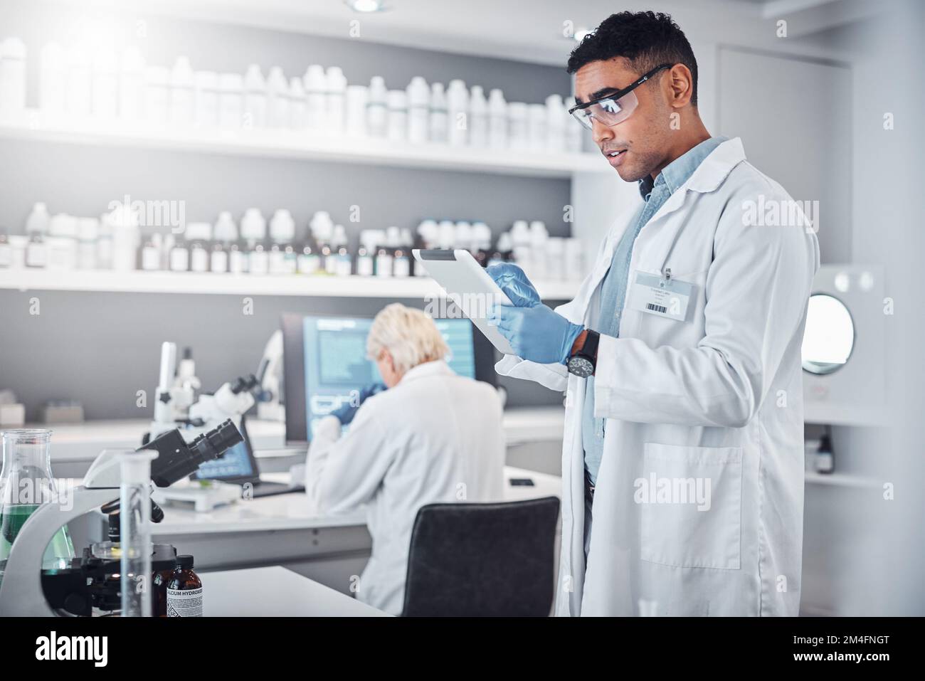 Wissenschaftler, Tablets und Forschungsinnovationen im Labor für medizinische Analysen, wissenschaftliche Entwicklung oder Biotechnologie Neurowissenschaften. Pharmazeutische Daten Stockfoto