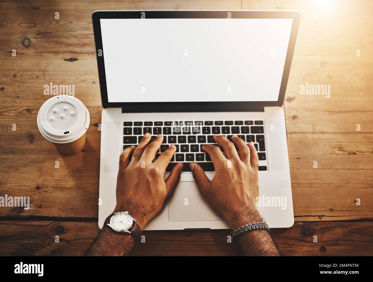 Immer verbunden, immer produktiv. Gekürzte Aufnahme eines Geschäftsmannes mit einem Laptop in der späten Nacht auf der Arbeit. Stockfoto