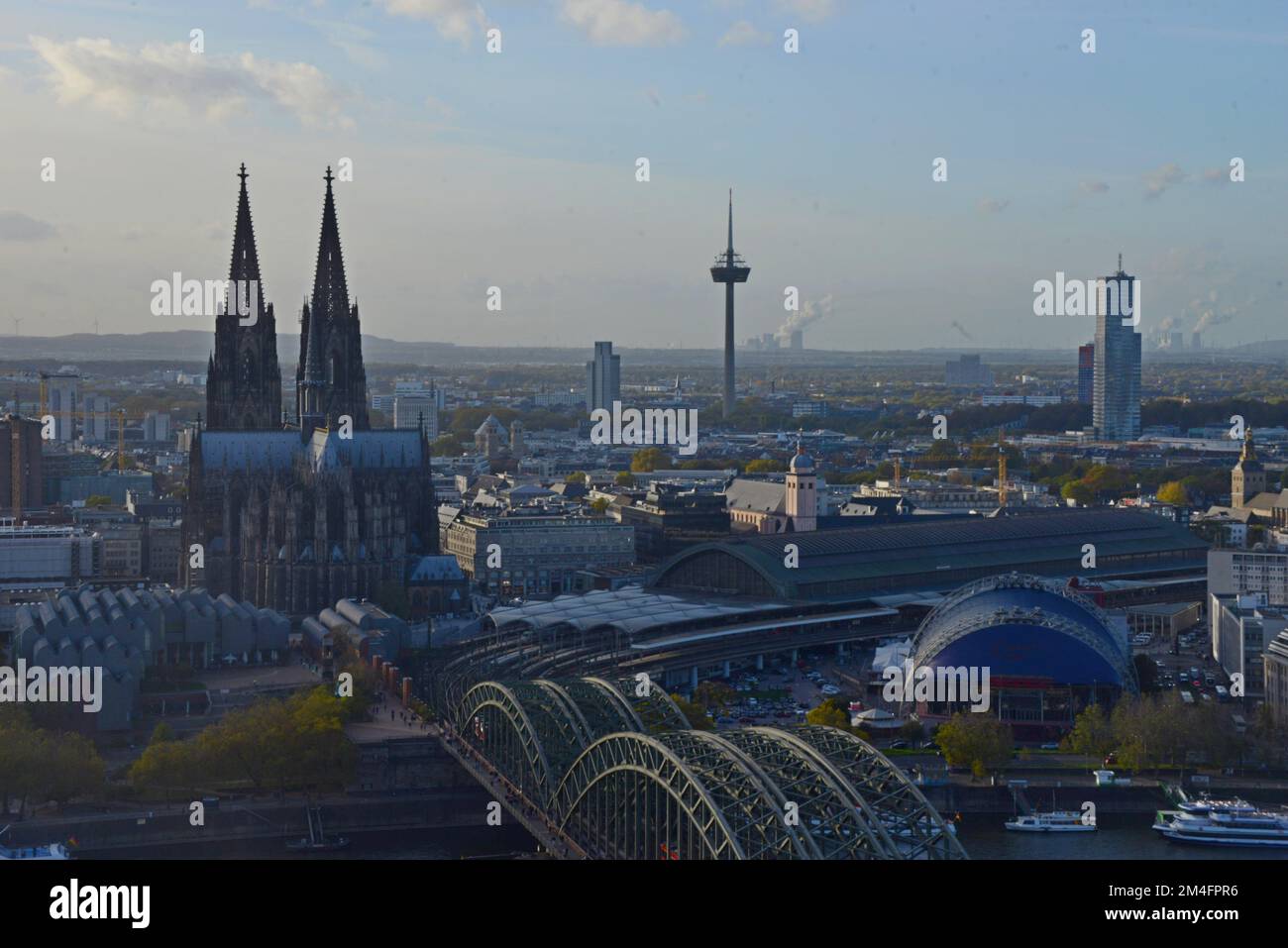 Die Hohenzollerbrücke, der Kölner Dom und der Eingang zum Kölner HBF-Bahnhof, Köln, aus der Vogelperspektive Stockfoto